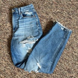AMERICAN EAGLE CURVY MOM JEANS
